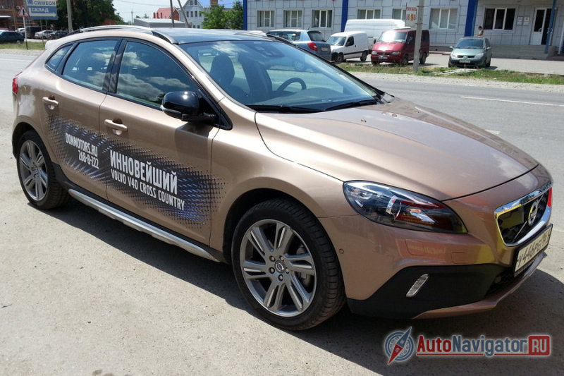 Volvo V40 Cross Country отличается довольно компактными габаритами, благодаря которым модель чувствует себя в плотном городском потоке как рыба в воде