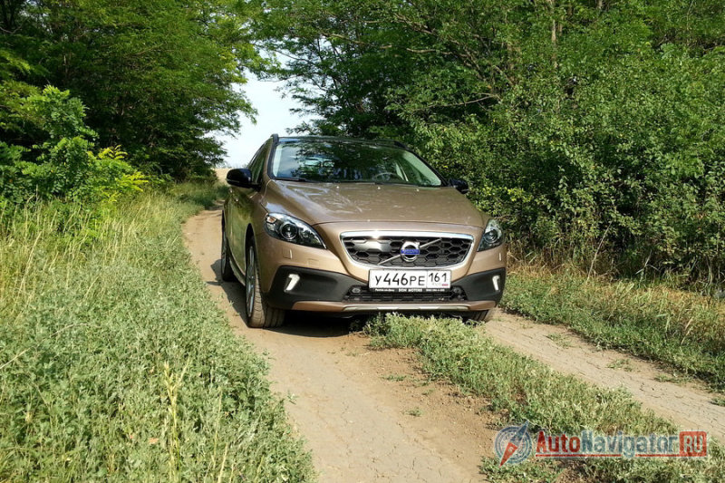 Дальше сухой и ровной грунтовки на Volvo V40 Cross Country лучше не соваться 