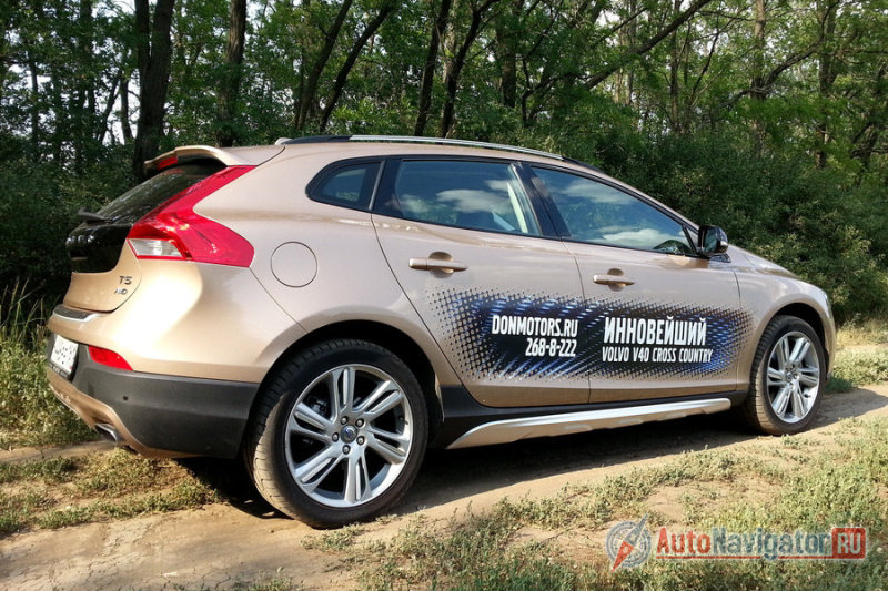 С любого ракурса Volvo V40 Cross Country оригинален — модель невозможно спутать с каким-либо другим автомобилем