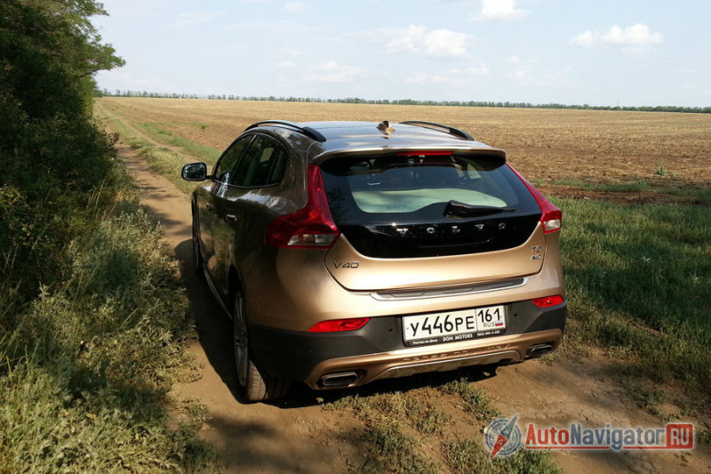 V40 Cross Country неплохо вписывается в российский пейзаж