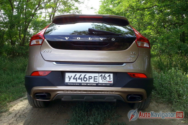 Некоторые комплектации V40 Cross Country щеголяют двумя выпускными патрубками