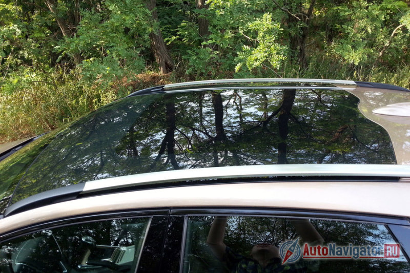 Панорамная крыша из тонированного стекла изнутри закрывается шторкой с электроприводом: удобно и практично