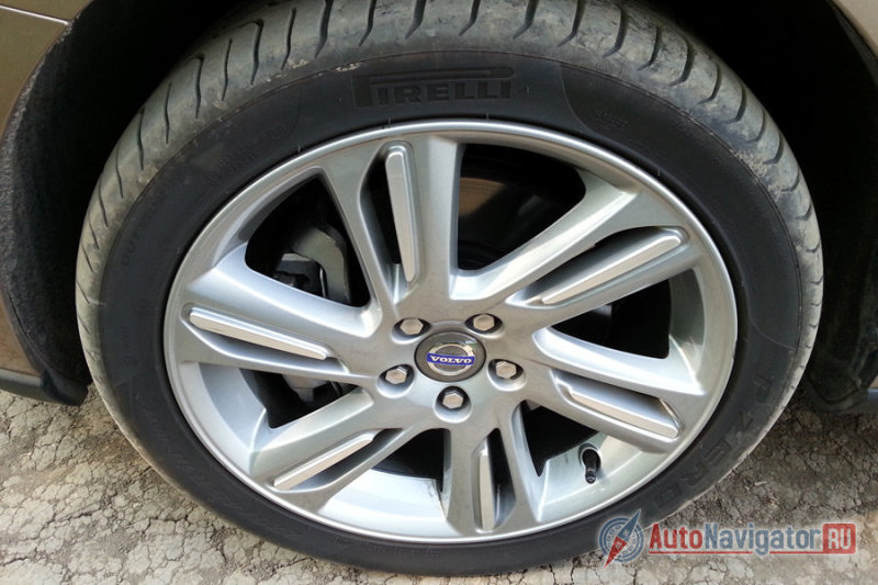 На резине Pirelli P Zero (размерностью 225/45 R18) с асфальта лучше не съезжать