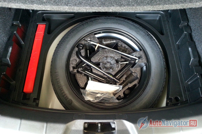 Стандартный «ремнабор» — докатка, домкрат, балонный ключ и знак аварийной остановки