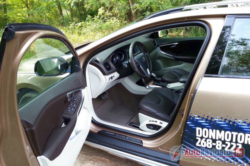 Дверные проемы широкие, на порогах красуются пластиковые накладки с символикой Volvo