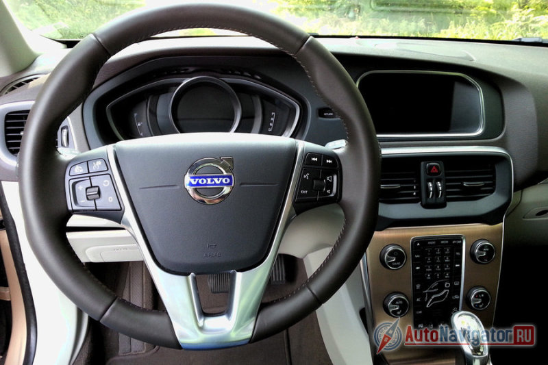 У руля есть удобные «приливы» в местах хвата