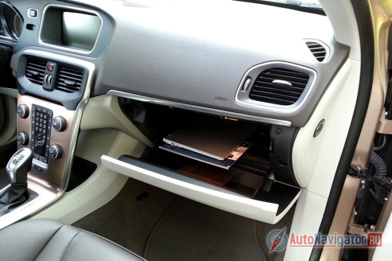 «Бардачок», который может похвастаться охлаждаемой зоной для напитков, довольно вместительный — 11.6-дюймовый ультрабук в нем просто «тонет»