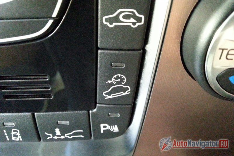 Единственная «внедорожная» клавиша Volvo V40 Cross Country (вторая сверху) — она активирует функцию поддержания низкой скорости при спуске с крутого склона