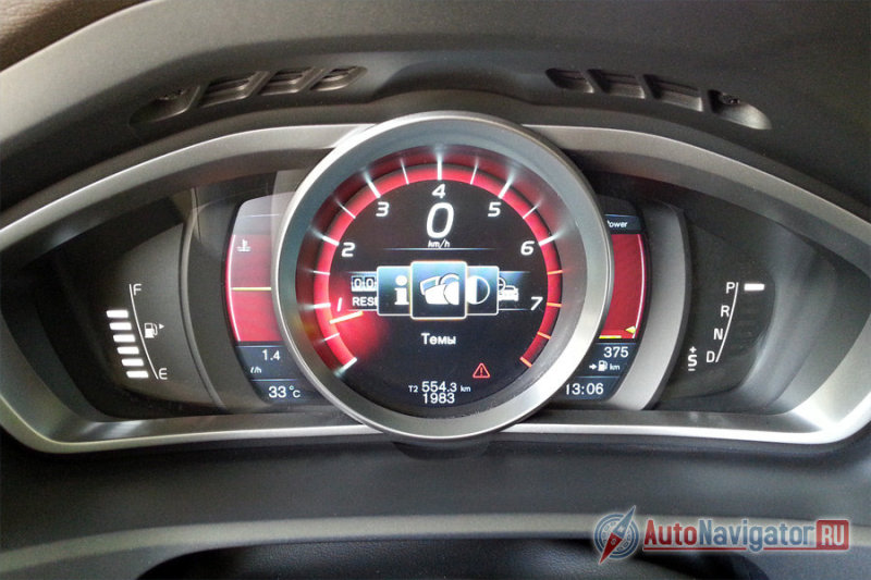 Оформление панели приборов водитель может менять по своему усмотрению. Можно выбрать спортивную схему...