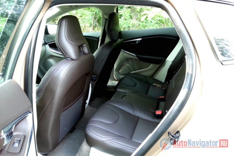 Места для ног задних пассажиров мало