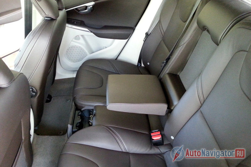 Широкий центральный подлокотник и два подстаканника скрасят жизнь в утомительных поездках