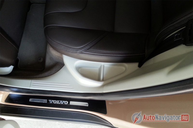 Для задних пассажиров предусмотрены разнообразные полочки и ниши