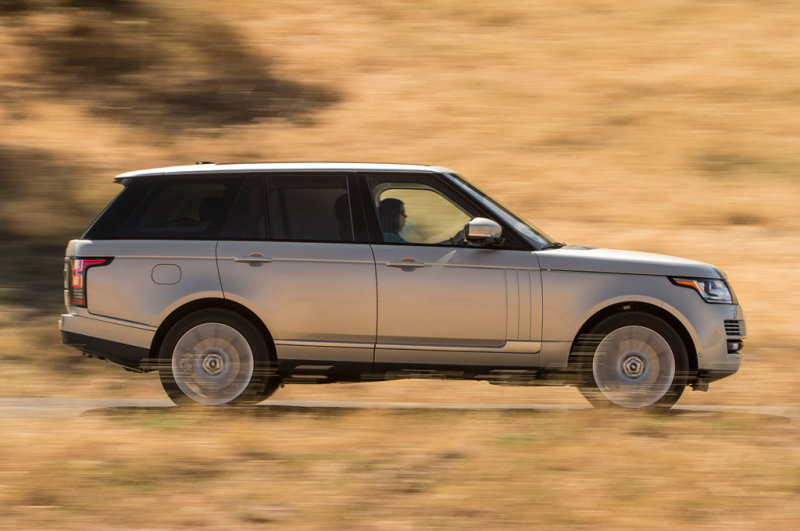 В профиль - солидный и даже грузный «спорт-хозяйственник»