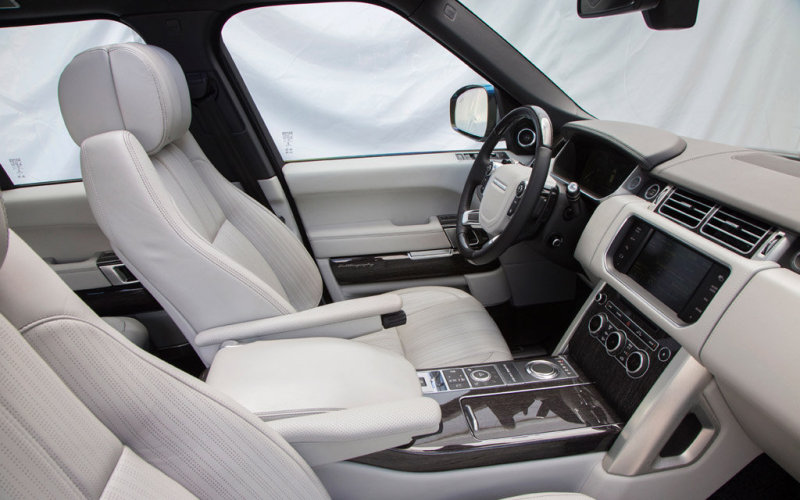 Интерьер «Рейнджа» IV впечатляет сильней, чем внешность автомобиля