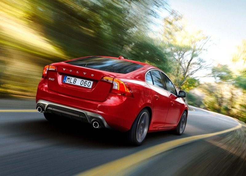«Корму» высокодинамичного S60 T6 AWD украшают два выхлопных патрубка