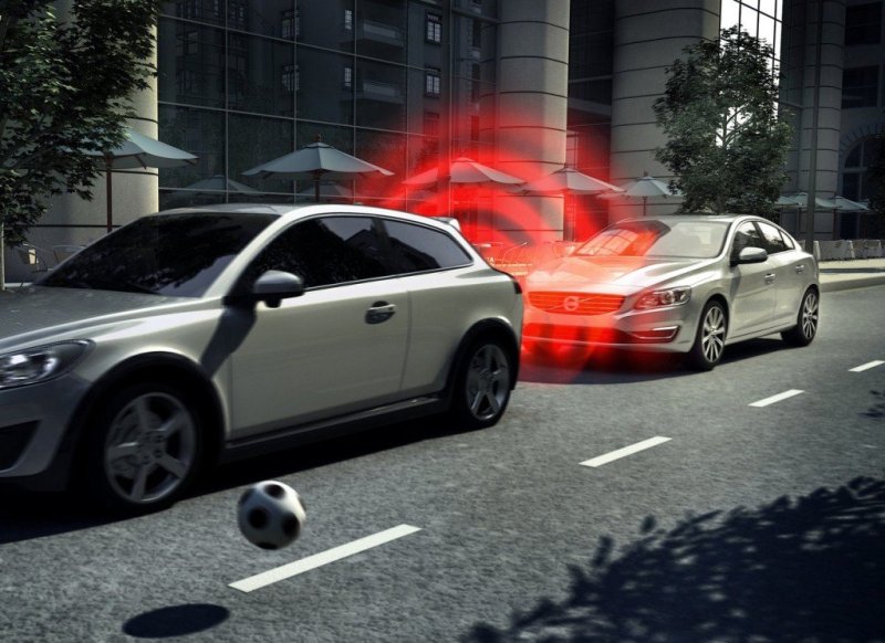 Штатная система City Safety предотвращает наезд на неподвижное препятствие…