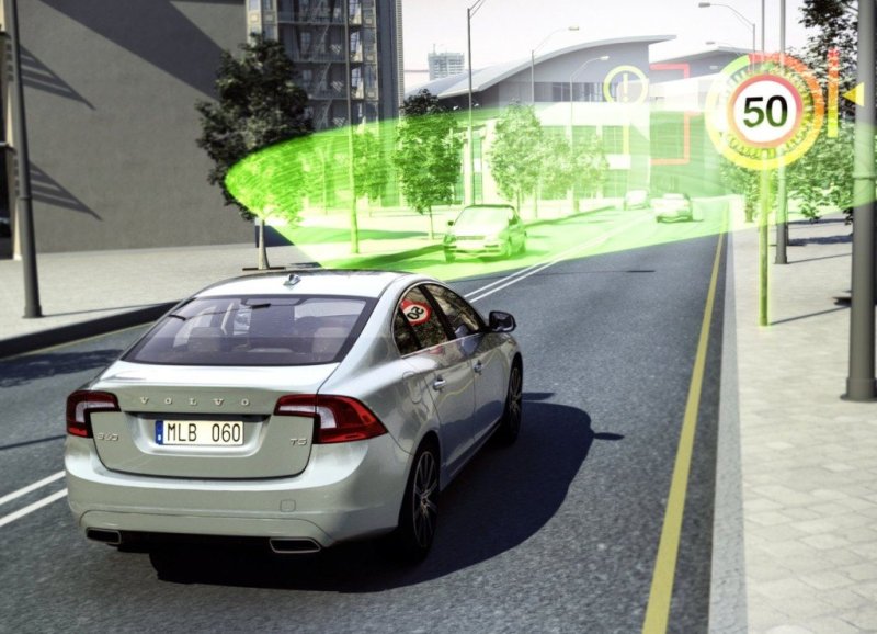 … а Cross Traffic Alert распознает дорожные знаки и своевременно информирует водителя.