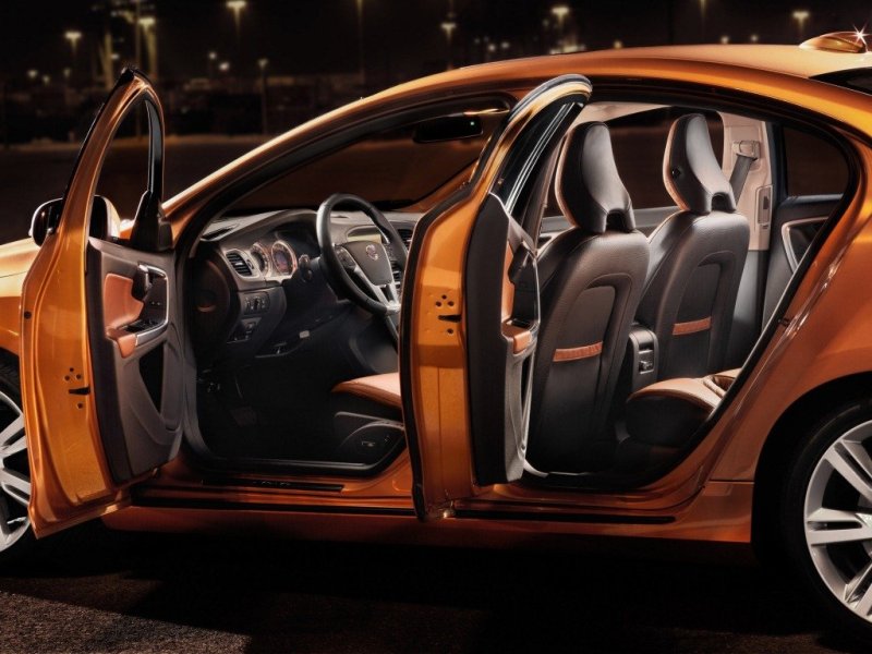 Салон рассчитан на пятерых взрослых, хотя во 2-м ряду среднему пассажиру не особенно удобно