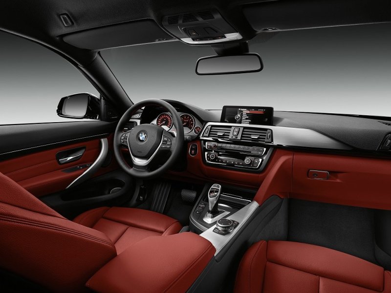 Интерьер "четверки" почти аналогичен таковому у "трешки", но выглядит дороже