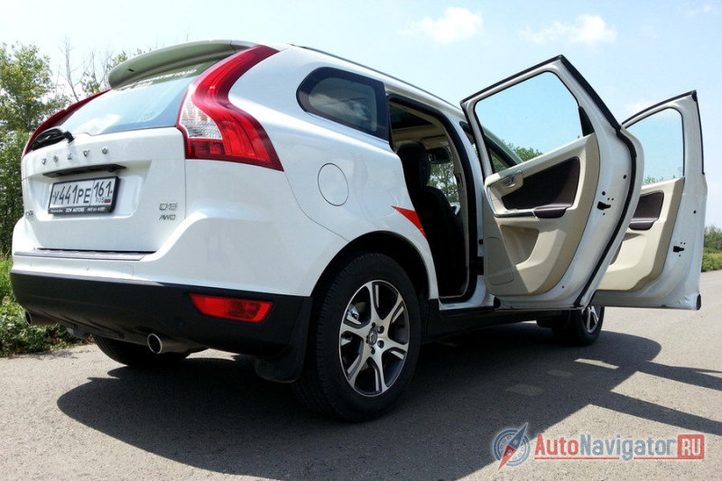 Нижняя часть периметра кузова кроссовера закрыта некрашеным пластиком - это практично и, в какой-то степени, красиво