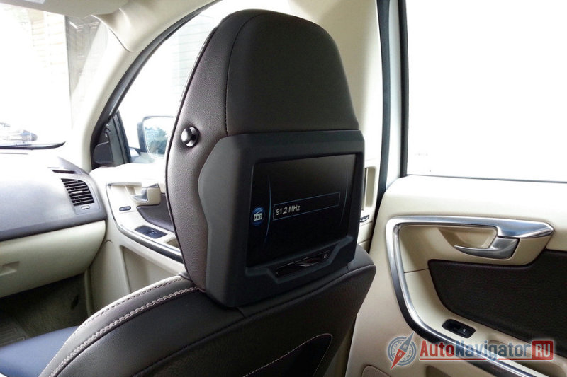 Пассажирам в дороге скучать не придется, к их услугам - экраны, вмонтированные в подголовники передних кресел