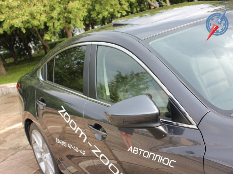 Зеркала на подоконной линии – оптимальное решение, сработавшее на благо обзорности и для подчеркивания спортивного стиля