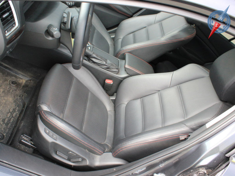 Кожаные сиденья в меру жесткие, плотные. Боковая поддержка разумно умеренная.  