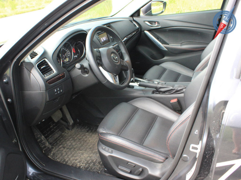 Диапазона регулировок кресел и рулевой колонки хватит всем от мала до велика, впрочем, как и запаса пространства над головой