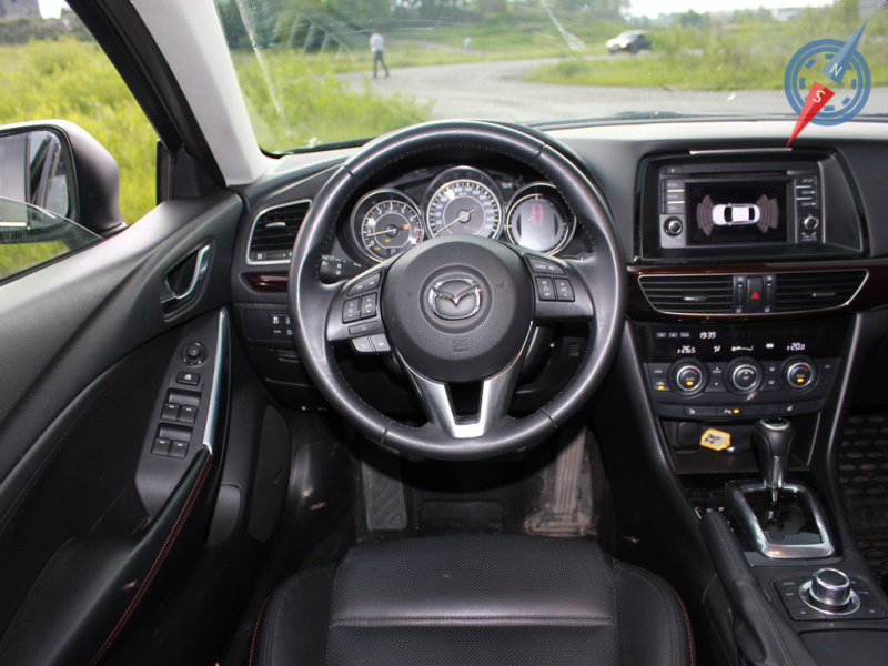 Трехспицевый руль и колодцы панели приборов органично вписываются в общую архитектуру