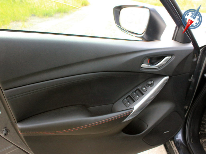 Отделка интерьера, как у всех одноклассников – мягкий верх, твердый низ