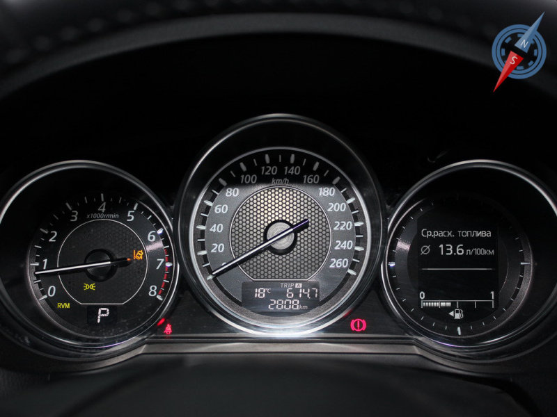 Самые позитивные показания панель приборов выводит справа. Там радуют глаз цифры расхода топлива