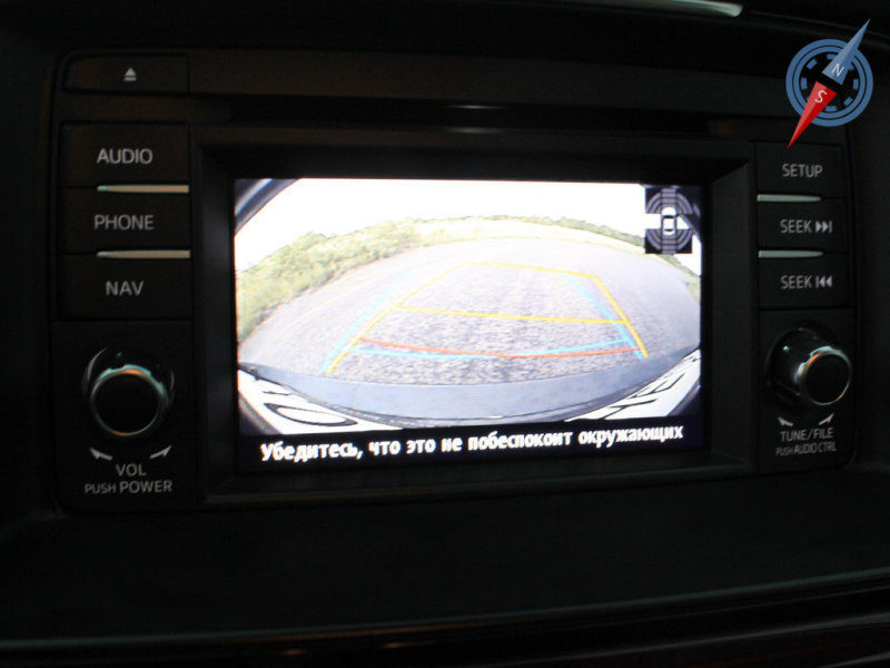 Камера заднего вида показывает не только бампер и регистрационный номер, но и траекторию предполагаемого движения