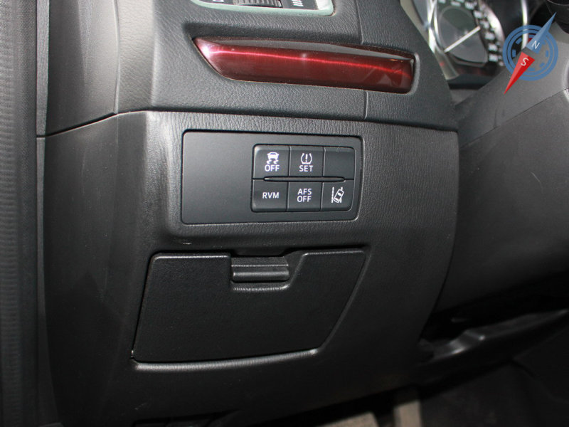 Кнопки управления системами активной безопасности выведены в отдельный блок слева от руля. Случайно не нажмешь