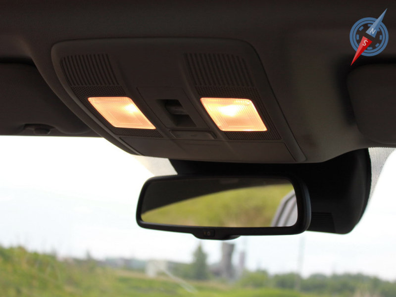 Кнопка открытия/закрытия электролюка также в безопасном месте, между плафонами