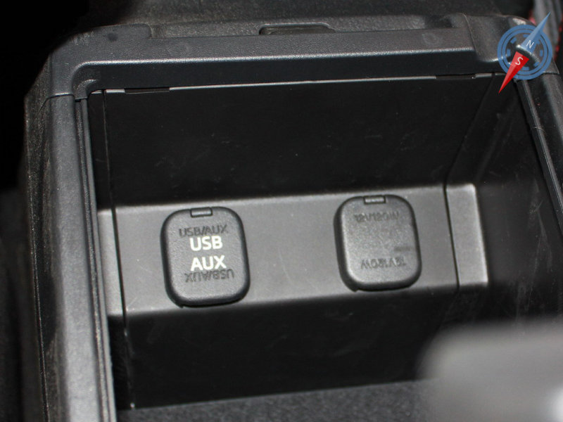 Хорошо спрятана в центральном подлокотнике и розетка на 12 вольт. USB/AUX-выход разместили там же