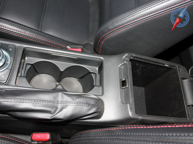 Различных ниш и отсеков в Mazda6 достаточно много