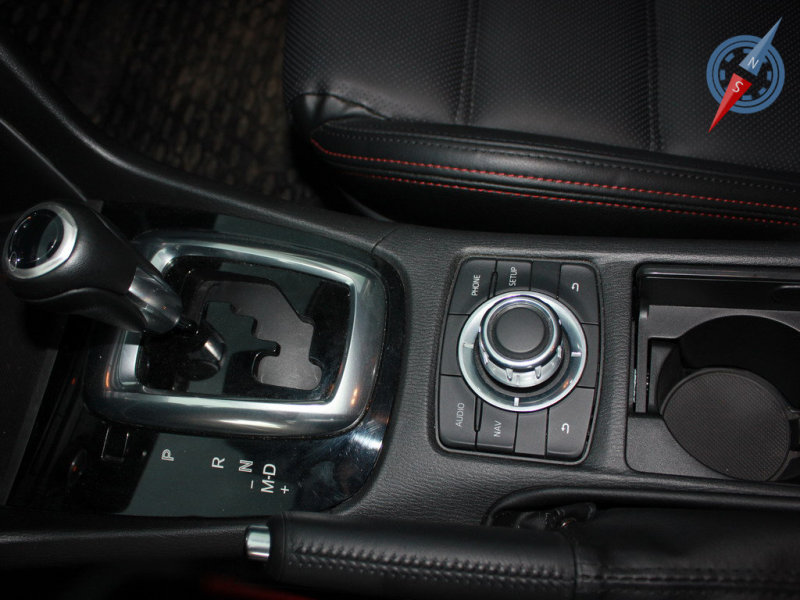 Помимо сенсорного дисплея, управлять мультимедийной системой можно джойстиком на центральном тоннеле