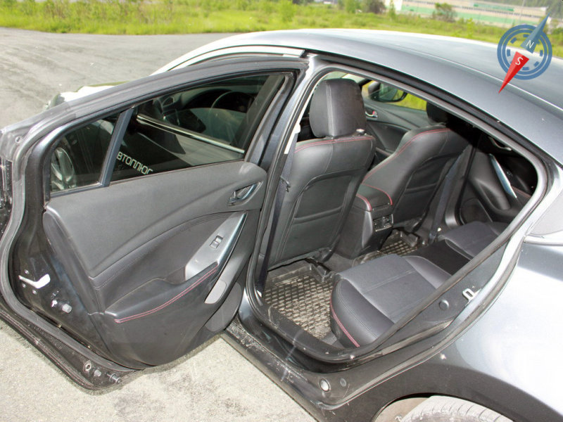 Из-за покатой крыши на задние сиденья садится не так удобно, как на передние