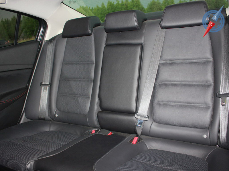 Полноценные места на заднем диване располагаются по бокам. Середина, как всегда, для детей