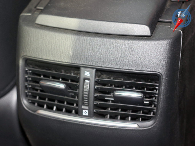 Забота о сидящих сзади в первую очередь выражена воздуховодами климата