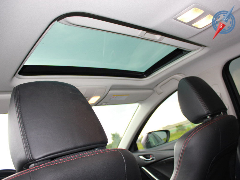 Люк в крыше – приятная мелочь. Правда дополнительный свет и свежий воздух стоит недешево