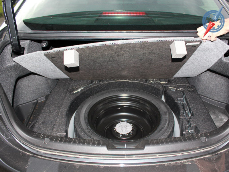 Запаска и необходимые инструменты разложены в полу багажника, как по полочкам. Но места "украдено" много