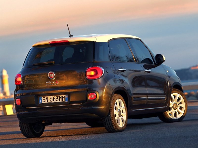 Корма проработана хорошо - очень "цепляют" окантовки на задних фонарях