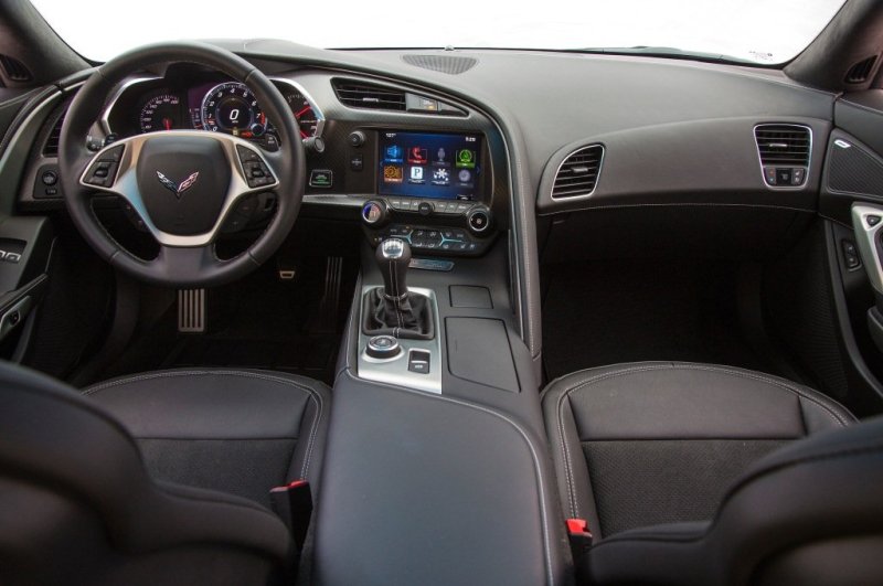 Спорт-«кокпит» целиком сфокусирован на водителе