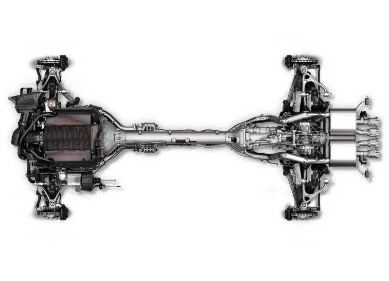 Двигатель сопряжен с задним мостом (в блоке с КПП) посредством жесткой алюминиевой трубы крупного калибра