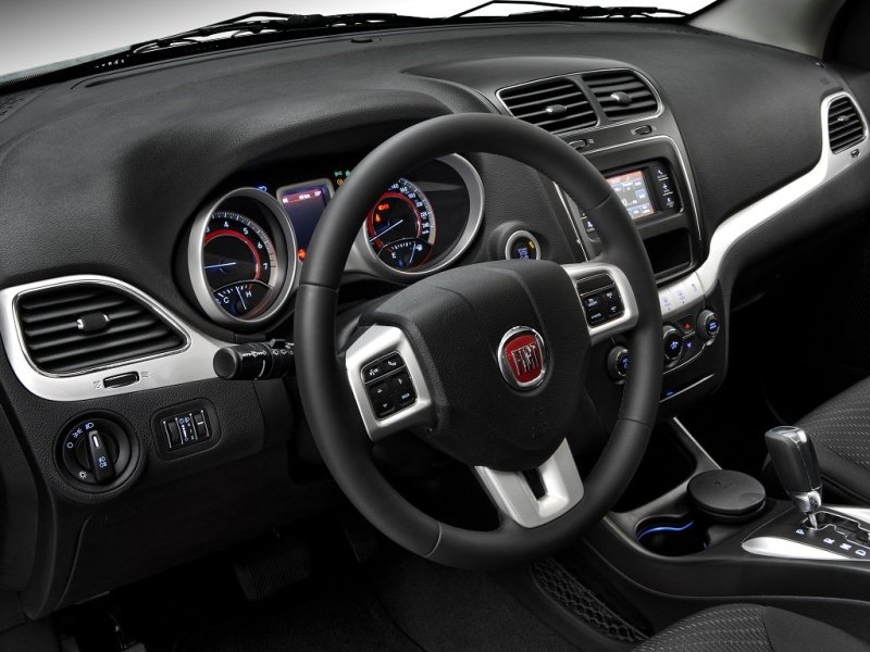 Центральная консоль располагает 4.3-дюймовым дисплеем