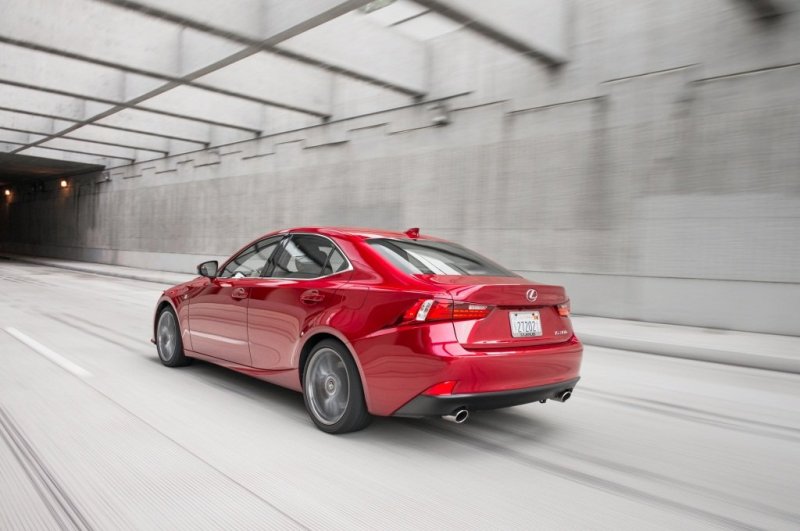 На взгляд с «кормы», - элегантный седан не столь экстравагантной внешности, как анфас