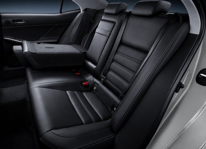 Спинки задних сидений складные (делимые в пропорции 40/60)