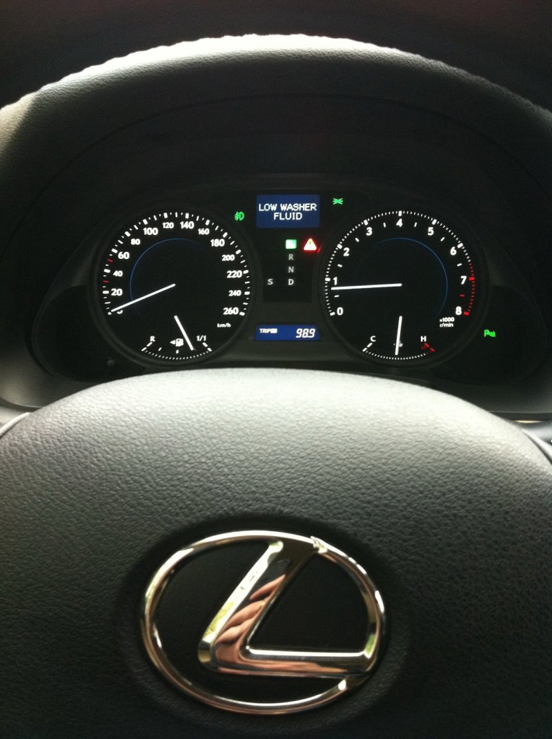 Приборная панель отлично читается при любом освещении