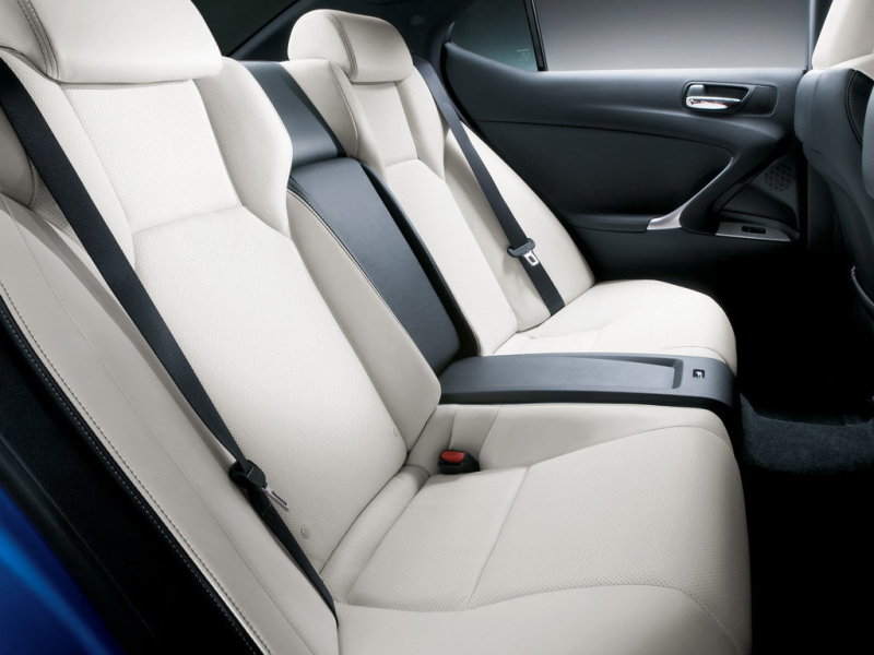 Хорошо видно - сзади «третий-лишний»